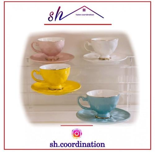 مجموعه مكونه من ٤ اكواب مع صحون بعده الوان