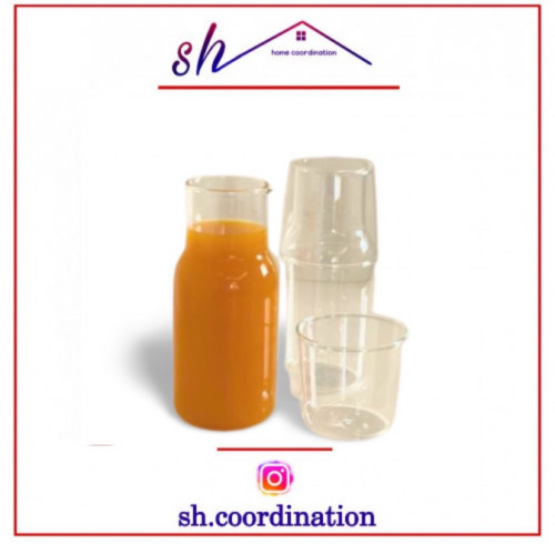 أبريق زجاجي مع كوب