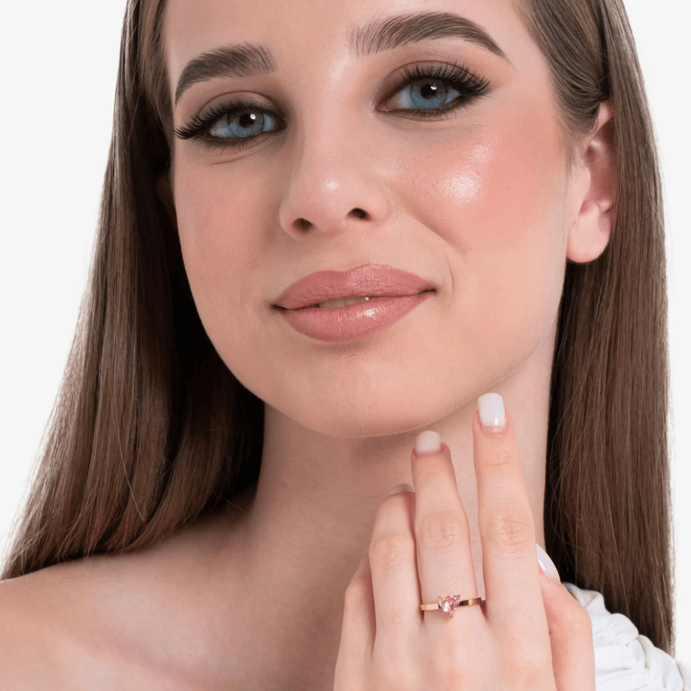 فتاة ترتدي خاتم ذهبي بشكل قلب كرستال وردي