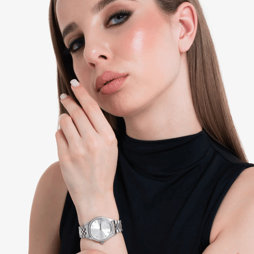 فتاة ترتدي ساعة بالكرستالات ماركة لوكا بارا