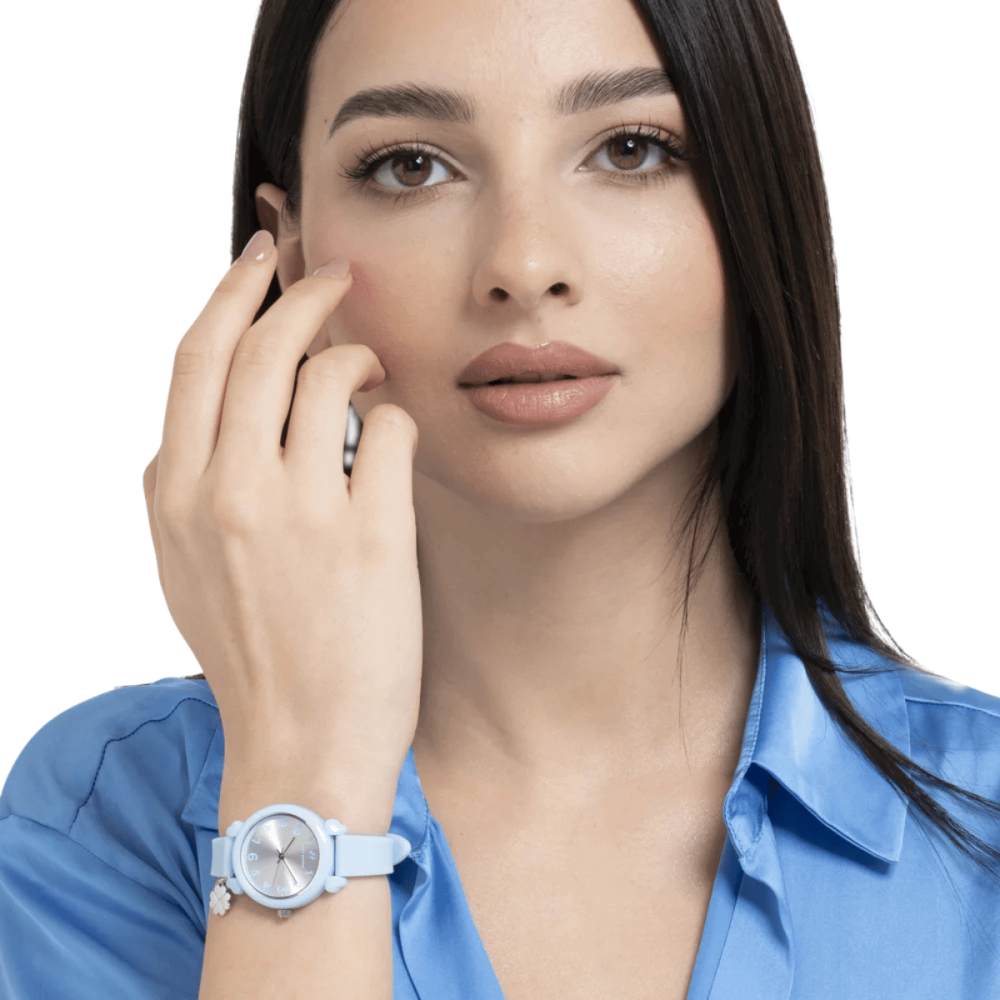 فتاة ترتدي ساعه سماوي مع وردة الحظ