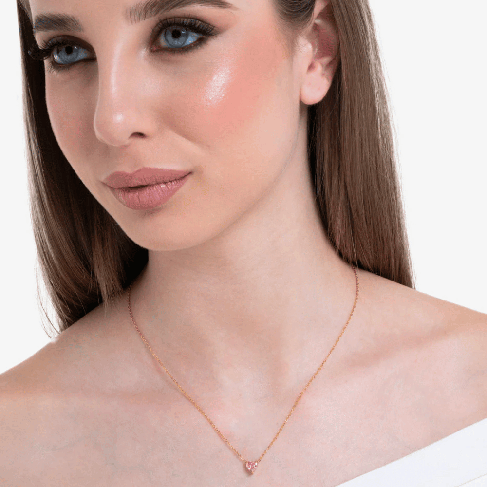 فتاة ترتدي سلسال ذهبي بالقلب الوردي