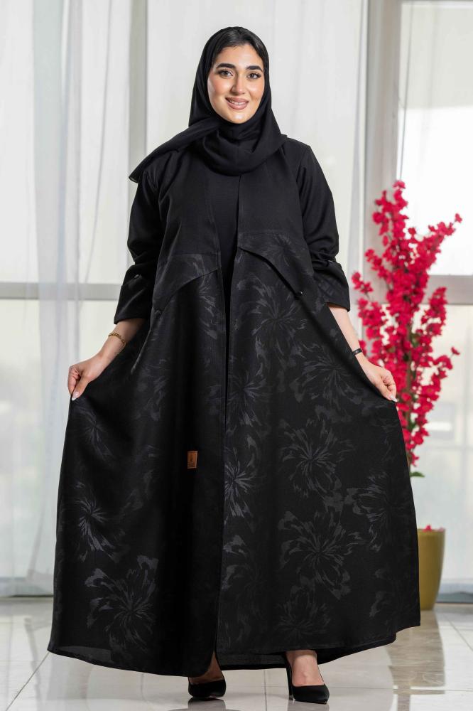 عباية كلوش أسود بتدخيلات رسمة ناعمة من الأمام