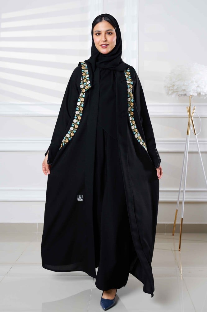 عباية كلاسيك بتدخيلات تطريز مقوس من الامام