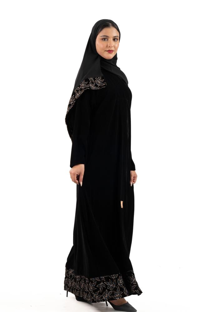 عباية  الوسم بتطريز اسود لماع اسفل العباية