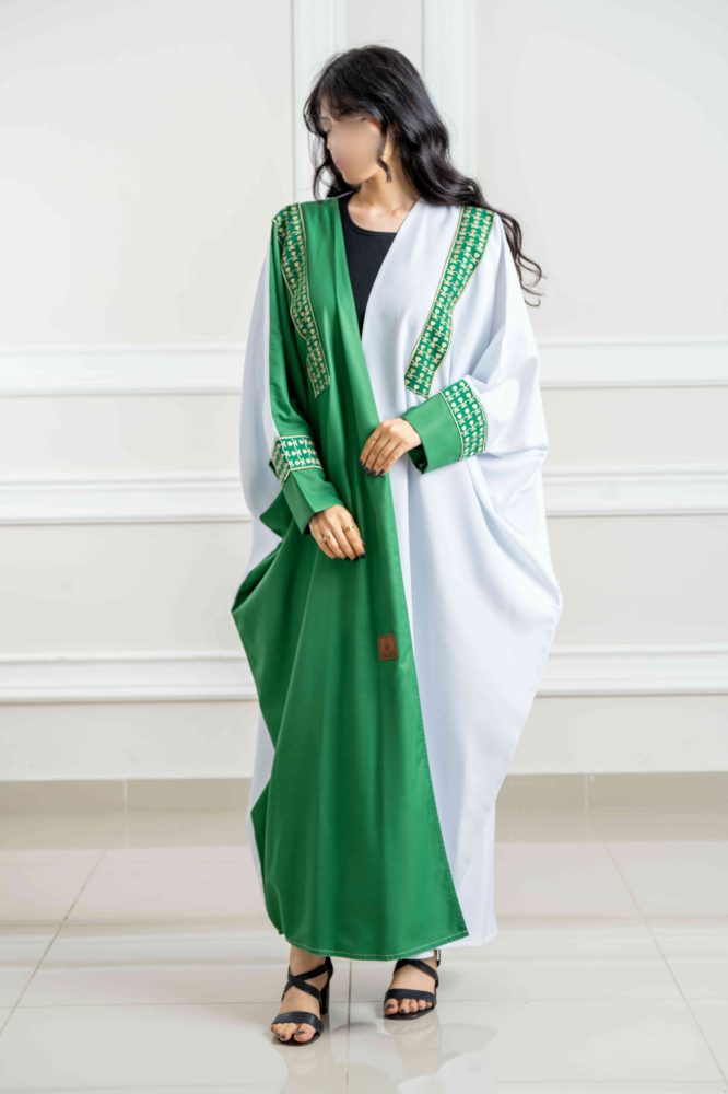 بشت أبيض وأخضر بتطريز ذهبي على الكتف والأكمام