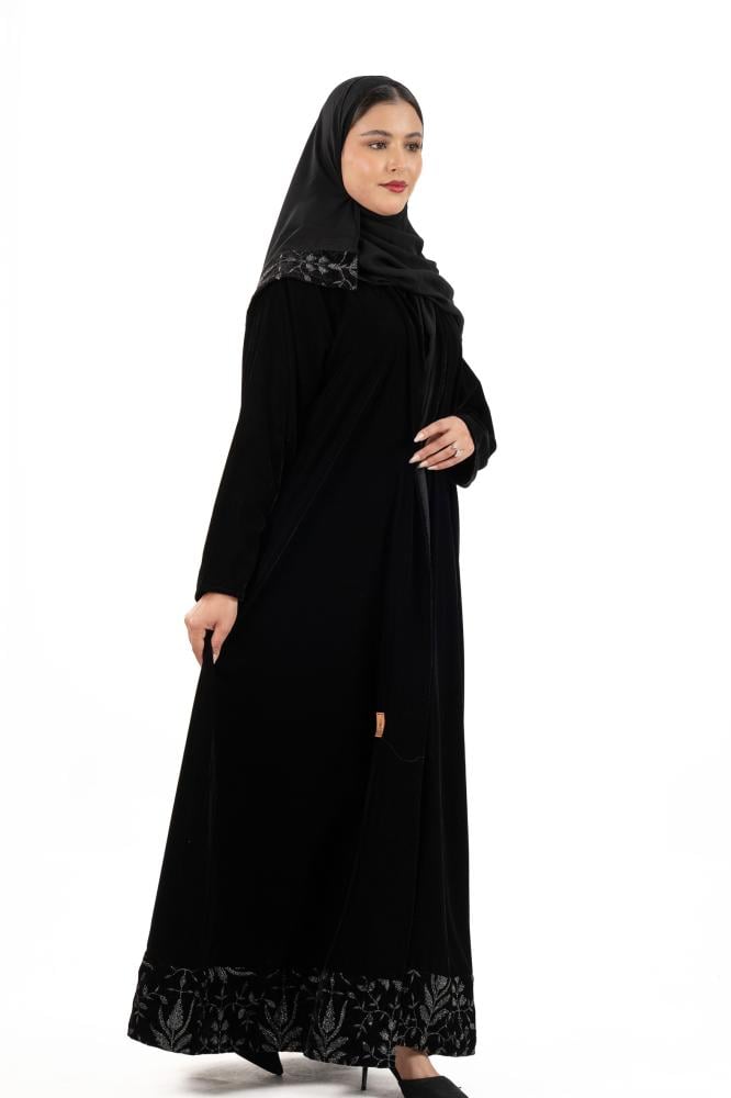 عباية لجين بتدخيلات تطريز لماع اسفل العباية