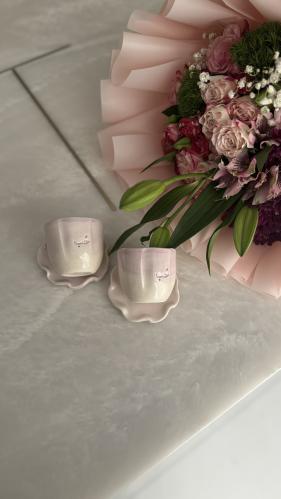 2 فناجيل قهوة مع طبق بعبارة ( حب)