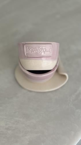 كوب مع طبق بعبارة ( يا سالبًا قمر السماء جماله)