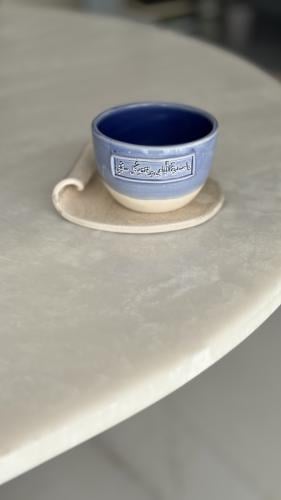 كوب مع صحن ملتف بعبارة ( يا صديقا اباهي برفقته كل سنيني)