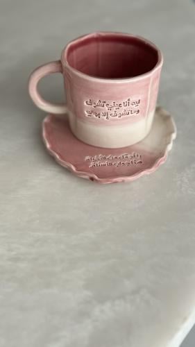 كوب مع طبق بعبارة ( ليه أنا عيني تشوف وما تشوف إلا...