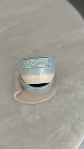 كوب مع صحن ملتف بعبارة ( يا صديقا اباهي برفقته كل سنيني)