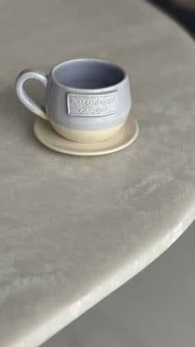 كوب مع طبق بعبارة ( تتجلى فرص الحياة لمن يسعى)