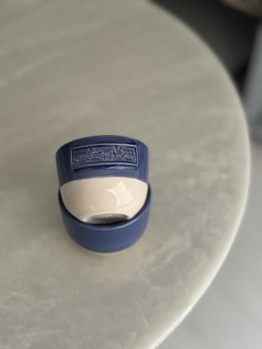 كوب بعبارة ( يا صديقا اباهي برفقته كل سنيني)