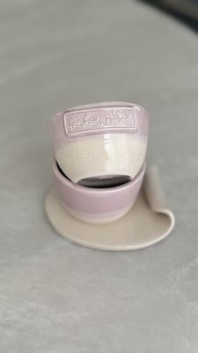 كوب مع صحن ملتف بعبارة ( يا صديقا اباهي برفقته كل سنيني)