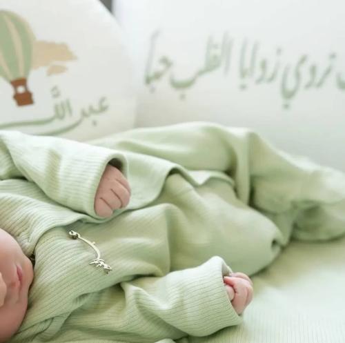 بروشات اطفال بلاسم مطلي ذهب بيتصميم فني وحلو
