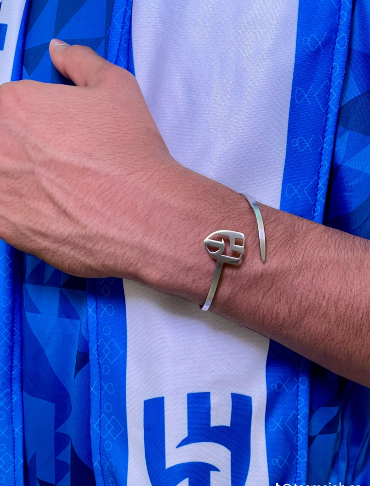 اسواره بشعار نادي الهلال مطلي باللذهب