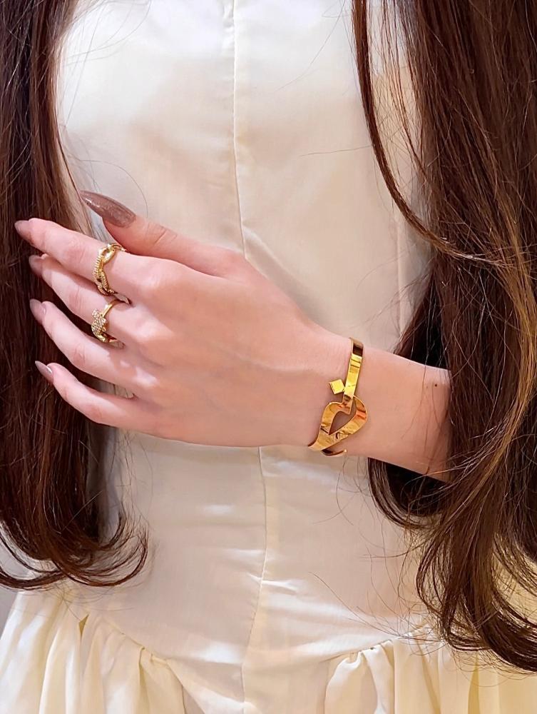 اسوارة الحب والحروف المخصصة