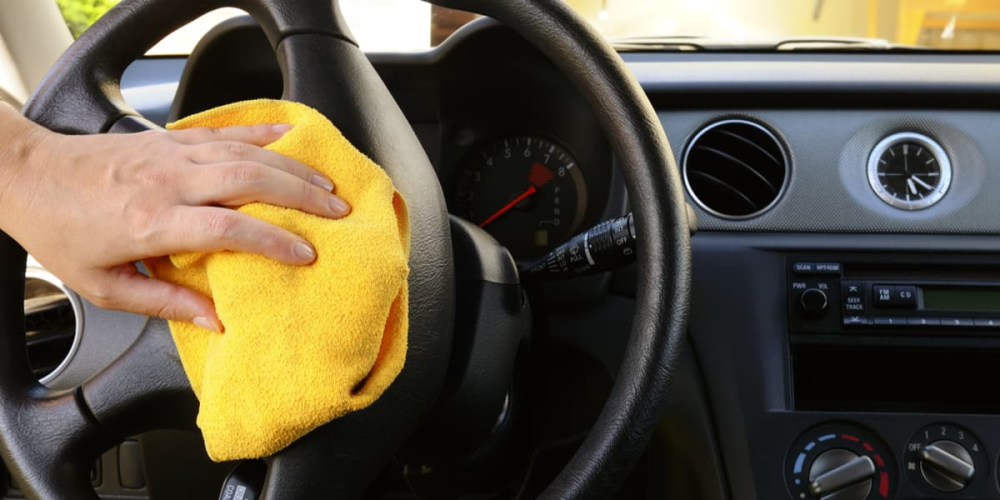 إزالة الغبار من تابلوه السيارة