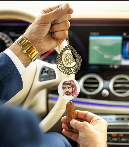 تعليقة عودة فاخرة بصورتك عبق العود يلتقي بذكرياتك...