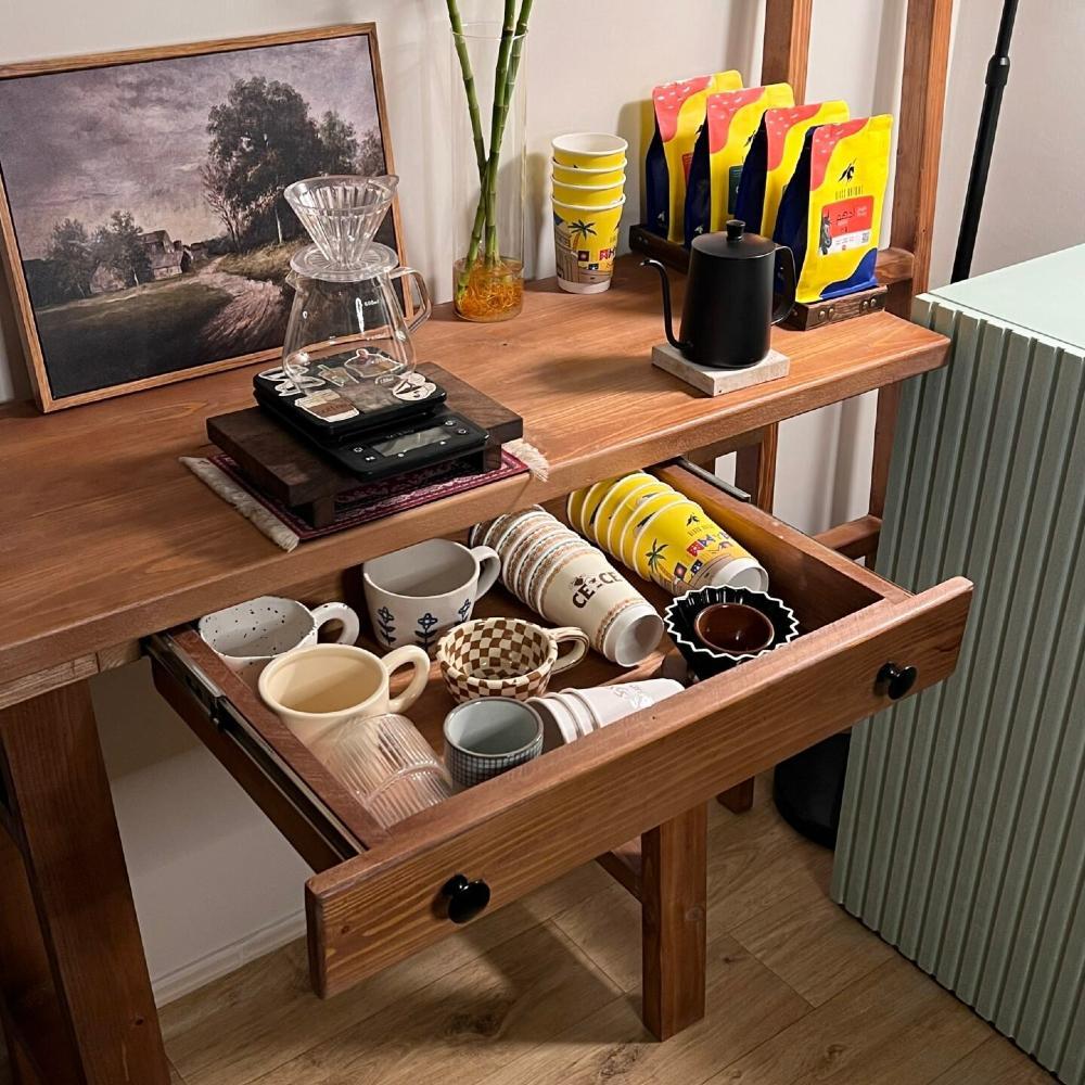 طاولة كوفي كورنر خشب طبيعي – تصميم كلاسيكي فاخر من متجر نزل