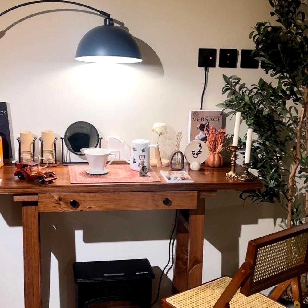 طاولة كوفي كورنر خشب طبيعي – تصميم كلاسيكي فاخر من متجر نزل