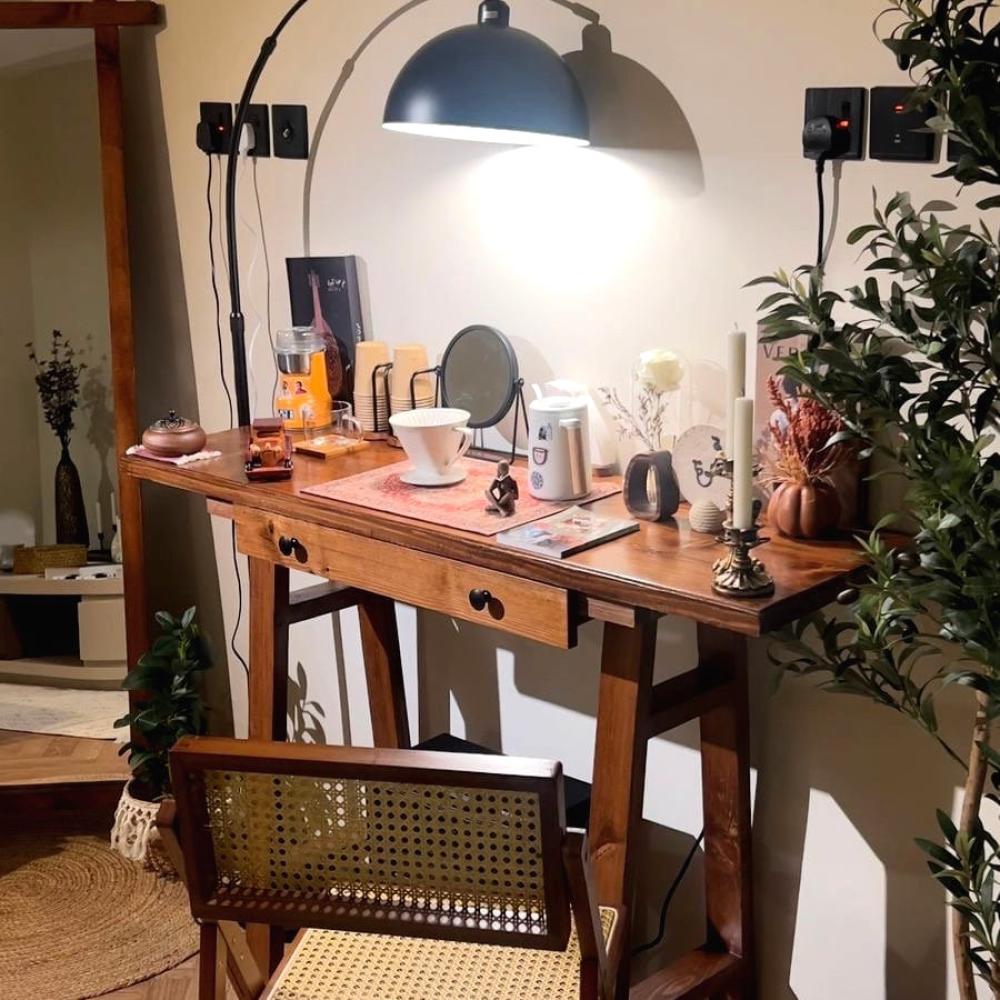 طاولة كوفي كورنر خشب طبيعي – تصميم كلاسيكي فاخر من متجر نزل