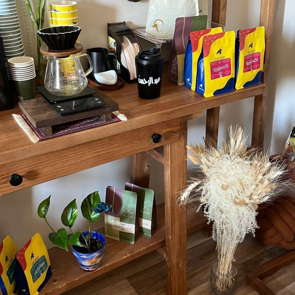 طاولة كوفي كورنر خشب طبيعي – تصميم كلاسيكي فاخر من متجر نزل