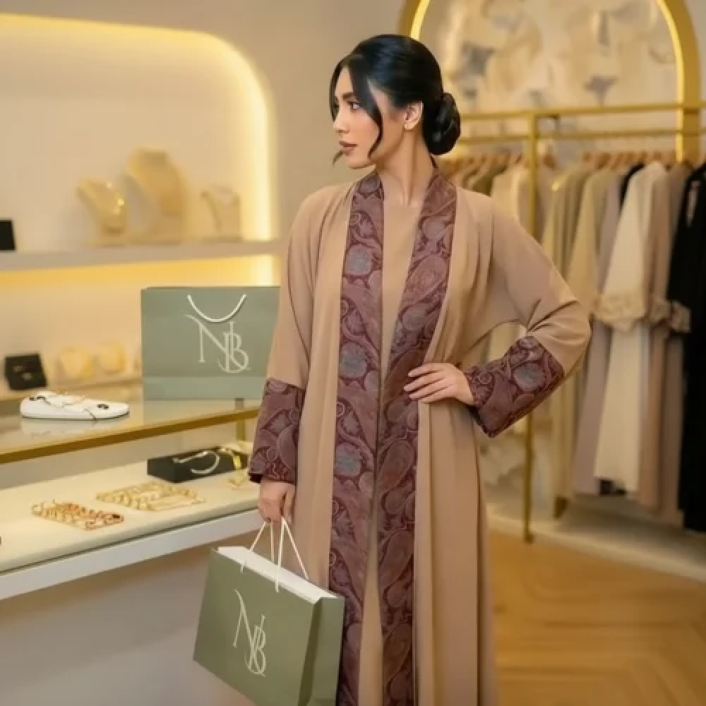 موضة الموسم تبدأ من هنا: أحدث عبايات خليجي ملونة بتصاميم راقية