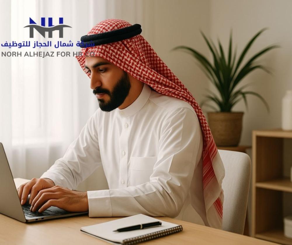 شاب سعودي يعمل على كتابة محتوى إبداعي من منزله باستخدام اللابتوب، في ب