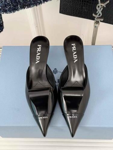 حذاء prada