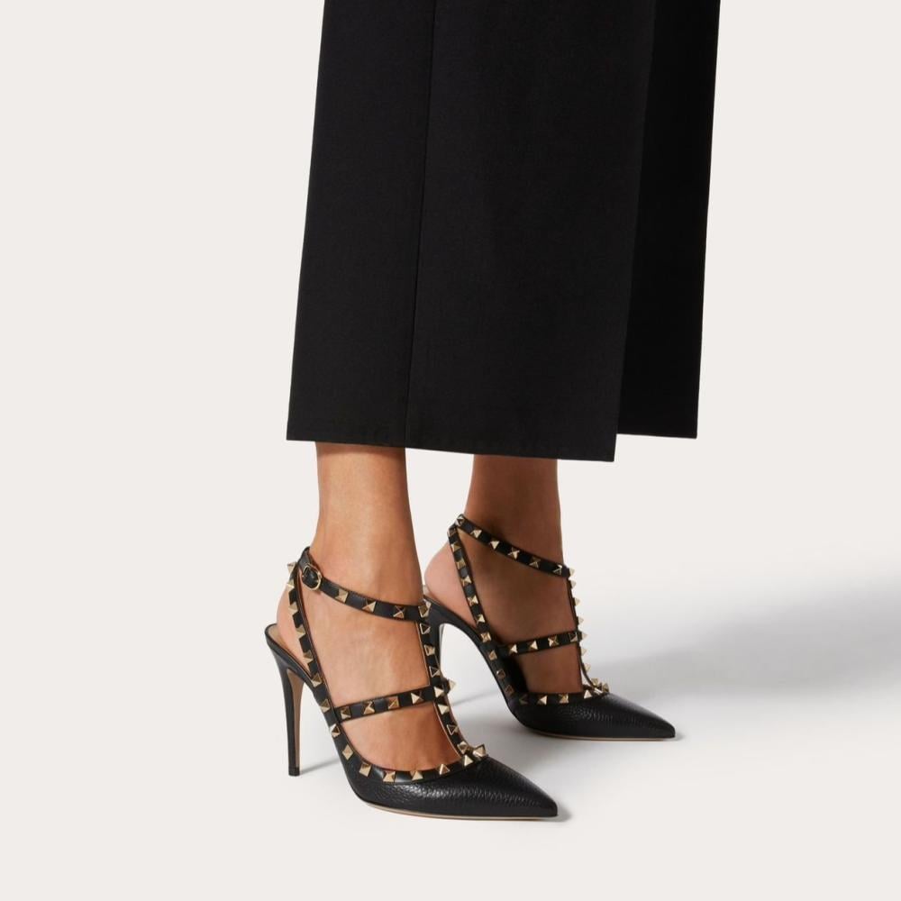 VaSh18 ROCKSTUD GRAINY LEATHER ANKLE STRAP PUMP