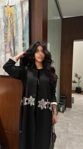 عباية كريب اسود مع تطريز ابيض