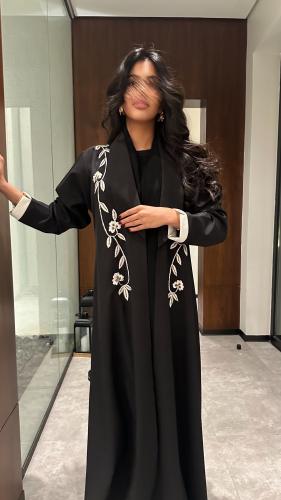 عباية كريب اسود تطريز ابيض مع شك