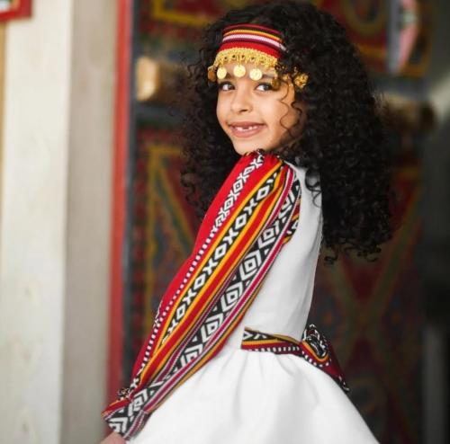 فستان سدو احمر بشعار يوم التاسيس