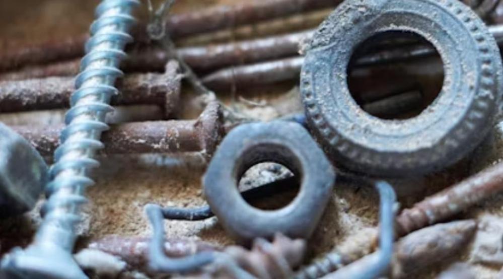 كيفية إزالة البراغي الصدئة بسهولة باستخدام أدوات احترافية