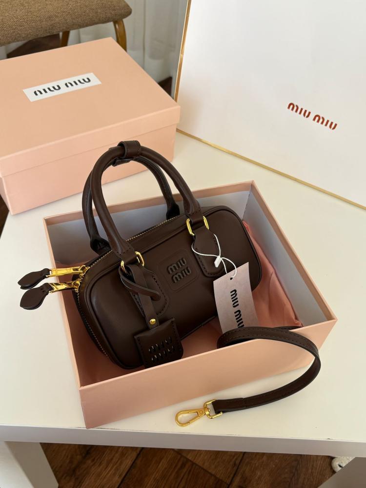 شنطة نسائية ميو ميو درجة أولى فخمةبألوان متعددة من متجر الأسطورة ستايل