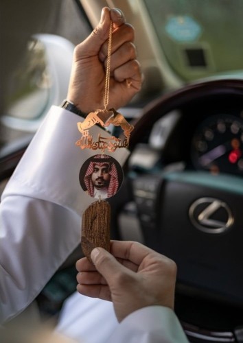 تعليقة سيارة بصورة مع يدين ترند و كسرة العود