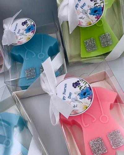 شمعة معطرة بتصميم أنيق ليوم التمريض العالمي