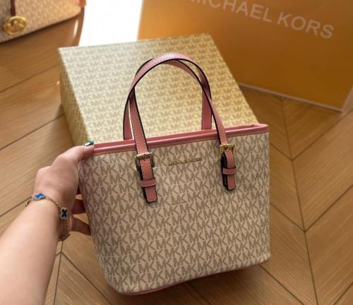 شنطة Michael Kors نسائية