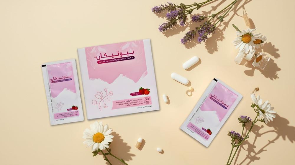 صورة مكمل غذائي من تاو مع أكياس صغيرة مرتبة لتعزيز الروتين اليومي