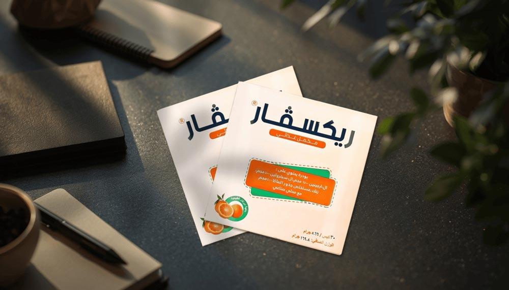 أسباب الخمول المستمر مع منتج مكمل غذائي على سطح داكن هادئ