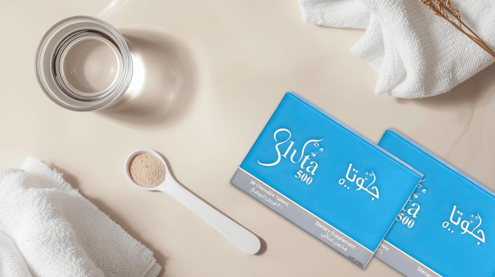 مكمل جلوتا مع كوب ماء وملعقة, علاج تصبغات الجلد في الذراعين