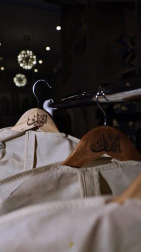 علاقة خشبية منحوتة