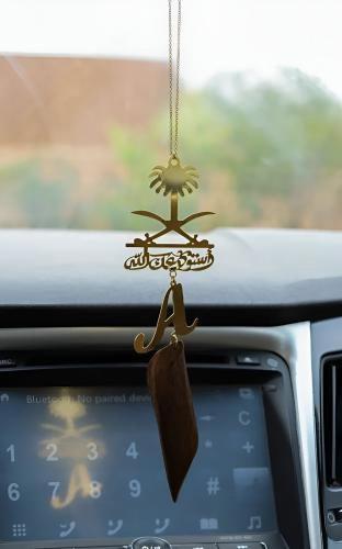 تعليقة العود سيفين ونخله معا حرف اسمك
