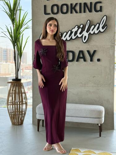 فستان بتطريزات لامعه