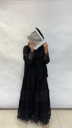 عبايه دانتيل اسود كسرات