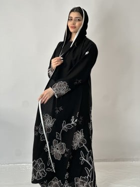 عبايه ورده مع قيطان ابيض