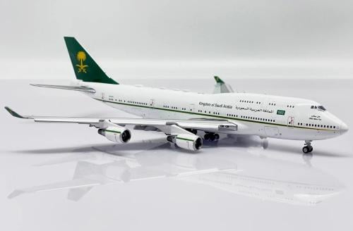مجسم طائرة خادم الحرمين الشريفين B747-400 (فلابس داون) مقاس 1:400