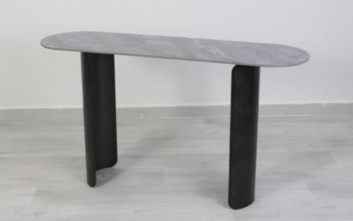 مدخل منزل بسطح رخامي وقاعدتين حديد